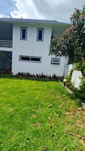Magizham Homestay外面的花园