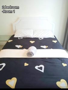 - un lit avec une couverture noire et des coeurs dans l'établissement Economy Room at SM Bicutan, à Manille