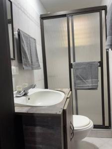 ein Bad mit einem Waschbecken und einem WC in der Unterkunft Apartamento en Bello Medellín in Bello