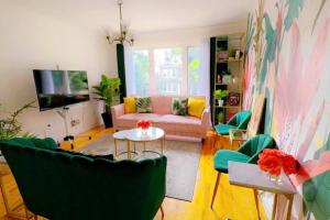 un salon avec un canapé et une table dans l'établissement Cozy 3BR Stay, EZ Access to NYC, à Newark