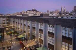 une vue sur un bâtiment avec une ville en arrière-plan dans l'établissement Marriott Vacation Club®, San Francisco  , à San Francisco