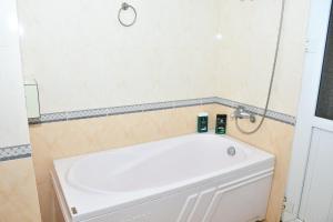 La salle de bains est pourvue d'une baignoire blanche. dans l'établissement Nhà Khách Hương Sen, à Hai Phong