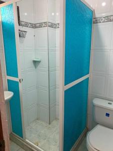a bathroom with a shower and a toilet at Apartamento en Cartagena cerca del aeropuerto in Cartagena de Indias