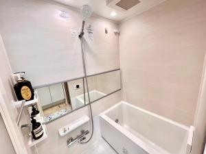 Un baño con bañera, lavabo y ducha. en High-end Tokyo shinjuku Central Park Flat 5, en Tokio