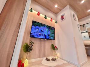 Una sala de estar con televisión y adornos navideños. en High-end Tokyo shinjuku Central Park Flat 5, en Tokio