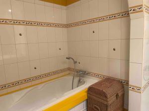 eine Badewanne mit einem Wasserhahn im Bad in der Unterkunft Belle et calme maison de campagne in Artannes-sur-Indre