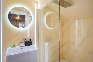 Koupelna v ubytování Commandery Vaults - Luxury Apartment in City Centre with SKY TV
