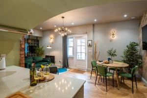 Posezení v ubytování Commandery Vaults - Luxury Apartment in City Centre with SKY TV