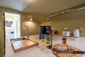 Nápoje v ubytování Commandery Vaults - Luxury Apartment in City Centre with SKY TV