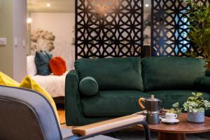 Posezení v ubytování Commandery Vaults - Luxury Apartment in City Centre with SKY TV