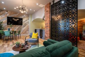 Posezení v ubytování Commandery Vaults - Luxury Apartment in City Centre with SKY TV
