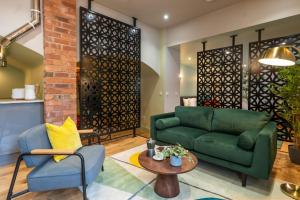 Posezení v ubytování Commandery Vaults - Luxury Apartment in City Centre with SKY TV