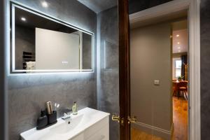 Koupelna v ubytování Commandery Vaults - Luxury Apartment in City Centre with SKY TV