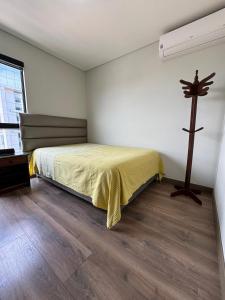 1 dormitorio con 1 cama y 1 cruz en la pared en ENCALADA 1233 LUXURY APARTS NEXT TO USA EMBASY - Surco en Lima