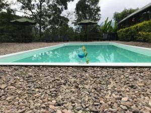 uma piscina com um brinquedo no meio em OASSIS CONEXION SIN FRONTERAS em San Francisco