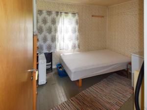 een kleine slaapkamer met een bed en een raam bij 8 person holiday home in Terr k in Terråk