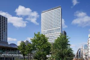 un edificio alto en medio de una ciudad en Courtyard by Marriott Fukui, en Fukui