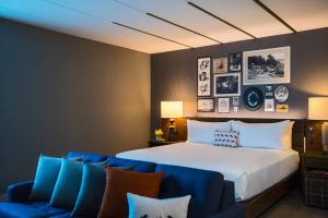 Postel nebo postele na pokoji v ubytování Renaissance Minneapolis Bloomington Hotel