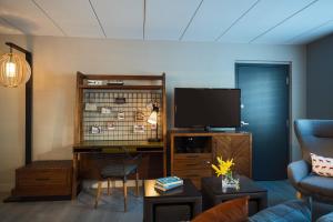 TV a/nebo společenská místnost v ubytování Renaissance Minneapolis Bloomington Hotel