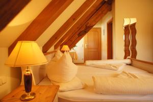 Postel nebo postele na pokoji v ubytování Hotel zur Post
