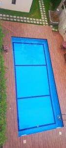 ein großer blauer Pool im Hof in der Unterkunft 5-Star Luxury Suite, Labone in Accra