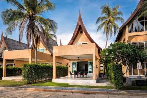 象島的住宿－Siam Beach Villa 21D Koh Chang，前面有棕榈树的房子