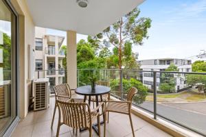 balcone con tavolo, sedie e vista di Stylish 2-Bed, 2-Bath with Parking in Lane Cove a Sydney