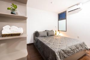 Schlafzimmer mit einem Bett und einem Fenster in der Unterkunft Apartment 152 LVH in Đà Nẵng