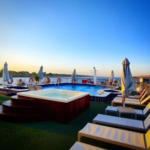 Bazén v ubytování Nile CRUISE NPS Every Friday from ASWAN 3 nights & every Monday from LUXOR 4 nights nebo v jeho okolí