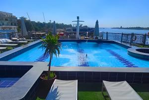 Bazén v ubytování Nile CRUISE NPS Every Friday from ASWAN 3 nights & every Monday from LUXOR 4 nights nebo v jeho okolí