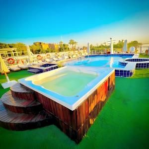 Bazén v ubytování Nile CRUISE NPS Every Friday from ASWAN 3 nights & every Monday from LUXOR 4 nights nebo v jeho okolí