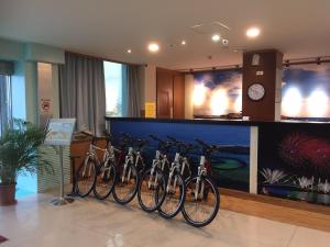 Longmen Seaview Resort Hotel في Huxi: مجموعة من الدراجات اصطفوا في متجر