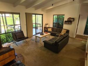 A seating area at Rail Trail Cottage - Bright