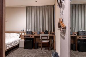 大阪市にあるHotel Sanrriot Osaka honmachi - Vacation STAY 22311vのベッドと机があるホテルの部屋