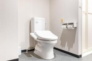 大阪市にあるHotel Sanrriot Osaka honmachi - Vacation STAY 22311vの個室に白いトイレがあるバスルーム