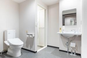 大阪市にあるHotel Sanrriot Osaka honmachi - Vacation STAY 22311vのトイレと洗面台を備えた白いバスルーム +5枚の写真