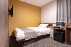 大阪市にあるHotel Sanrriot Osaka honmachi - Vacation STAY 22311vのベッドとテレビ付きの机のある寝室