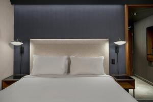 1 cama blanca grande con 2 almohadas en una habitación en Courtyard by Marriott Modesto North, en Modesto