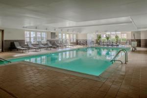 una gran piscina con agua azul en una habitación de hotel en Residence Inn by Marriott Yonkers Westchester County en Yonkers