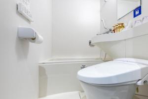 ein weißes Badezimmer mit Toilette und Waschbecken in der Unterkunft Hotel Sanrriot Osaka honmachi - Vacation STAY 22302v in Osaka