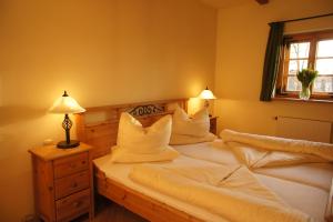 Postel nebo postele na pokoji v ubytování Hotel zur Post