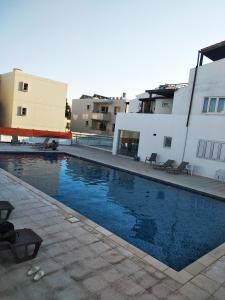 uma piscina em frente a um edifício em Apartment Ground Floor, FREE INTERNET em Ayia Napa