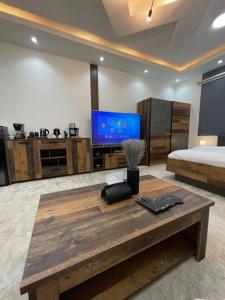 ein Wohnzimmer mit einem Bett und einem Couchtisch in der Unterkunft رال هاوس in Al Wajh