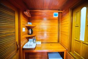 baño pequeño con paredes de madera y lavamanos en Song Lay Resort, Koh Mook, Trang THAILAND, en Ko Mook