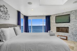 Giường trong phòng chung tại Malibu Beach House with Private Beach Access