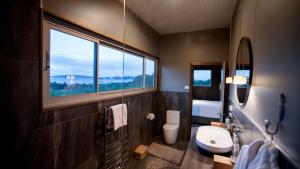 WoodbridgeThe Hill House Panorama的带马桶和窗户的浴室