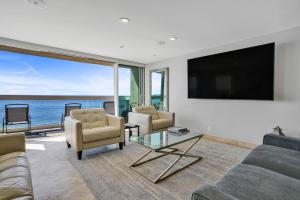 Khu vực ghế ngồi tại Malibu Beach House with Private Beach Access