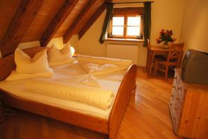 Ένα ή περισσότερα κρεβάτια σε δωμάτιο στο Hotel zur Post