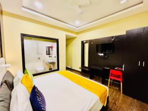 En eller flere senge i et værelse på Hotel Grand Bhagwat, Udaipur