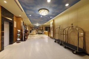 鹿谷的住宿－溪頭夏緹飯店，商店走廊,有走廊长度的长度